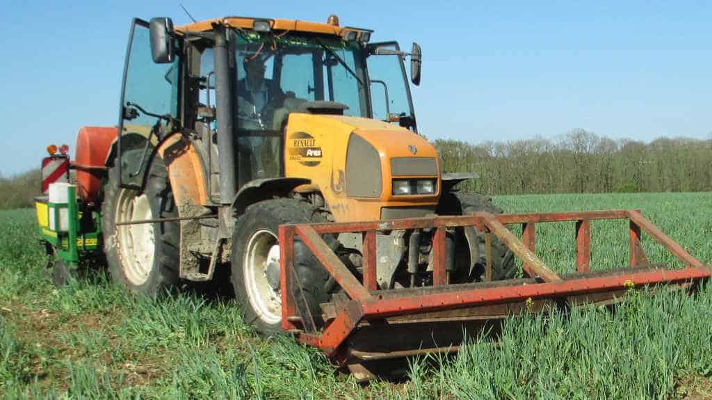 Semis sous couverts : Un rouleau combiné au semoir pour détruire les  couverts