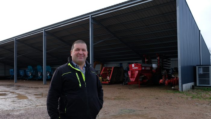 Le président présente le bâtiment de la cuma avec toiture photovoltaïque