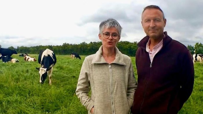 Maryse et Olivier Touzard élèvent 55 vahces laitières et produisent de l'électricité