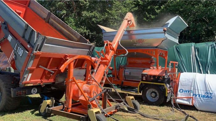 Premier chantier pour la boudineuse à grains de la cuma des Hautes Combrailles