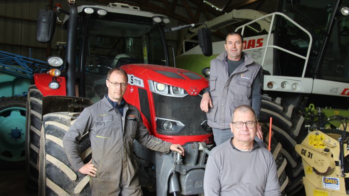 La cuma mayennaise dispose aussi de deux tracteurs Massey Ferguson