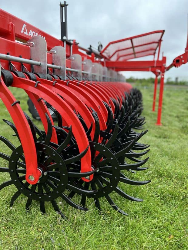 La houe rotative Agram reçoit des roues étoilées d'une diamètre de 540 mm.