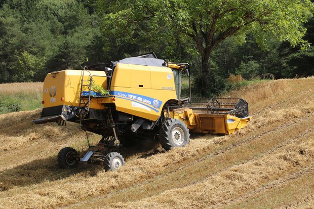 Une moissonneuse pour les pentes et dévers dans la Drôme à la cuma de la Quintoune