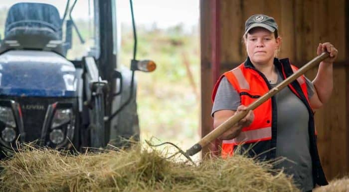 agricultrice avec vêtement haute visibilité