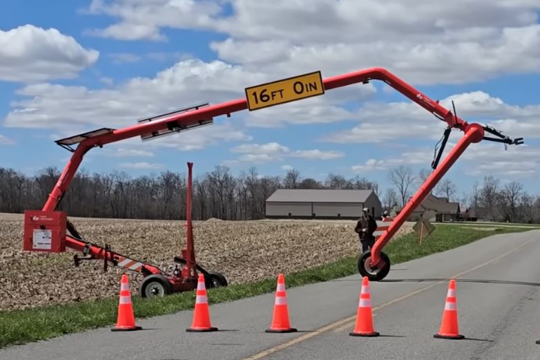 épandage de lisier avec un pont au-dessus de la route