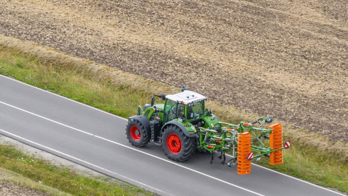 Pas de soucis pour prendre la route, le modèle porté Cenio 4000-2 bénéficie désormais d’un repliage hydraulique