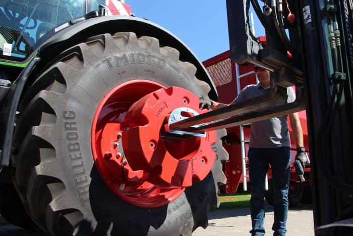 pose d'une masse de roue sur tracteur