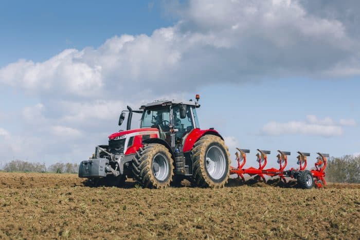 tracteur MasseyFerguson avec charrue