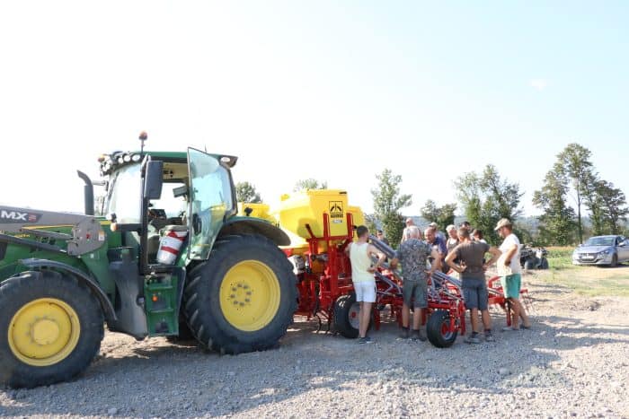 Mise en route du semoir Aguirre à la cuma de Saint Ferréol dans le Vaucluse