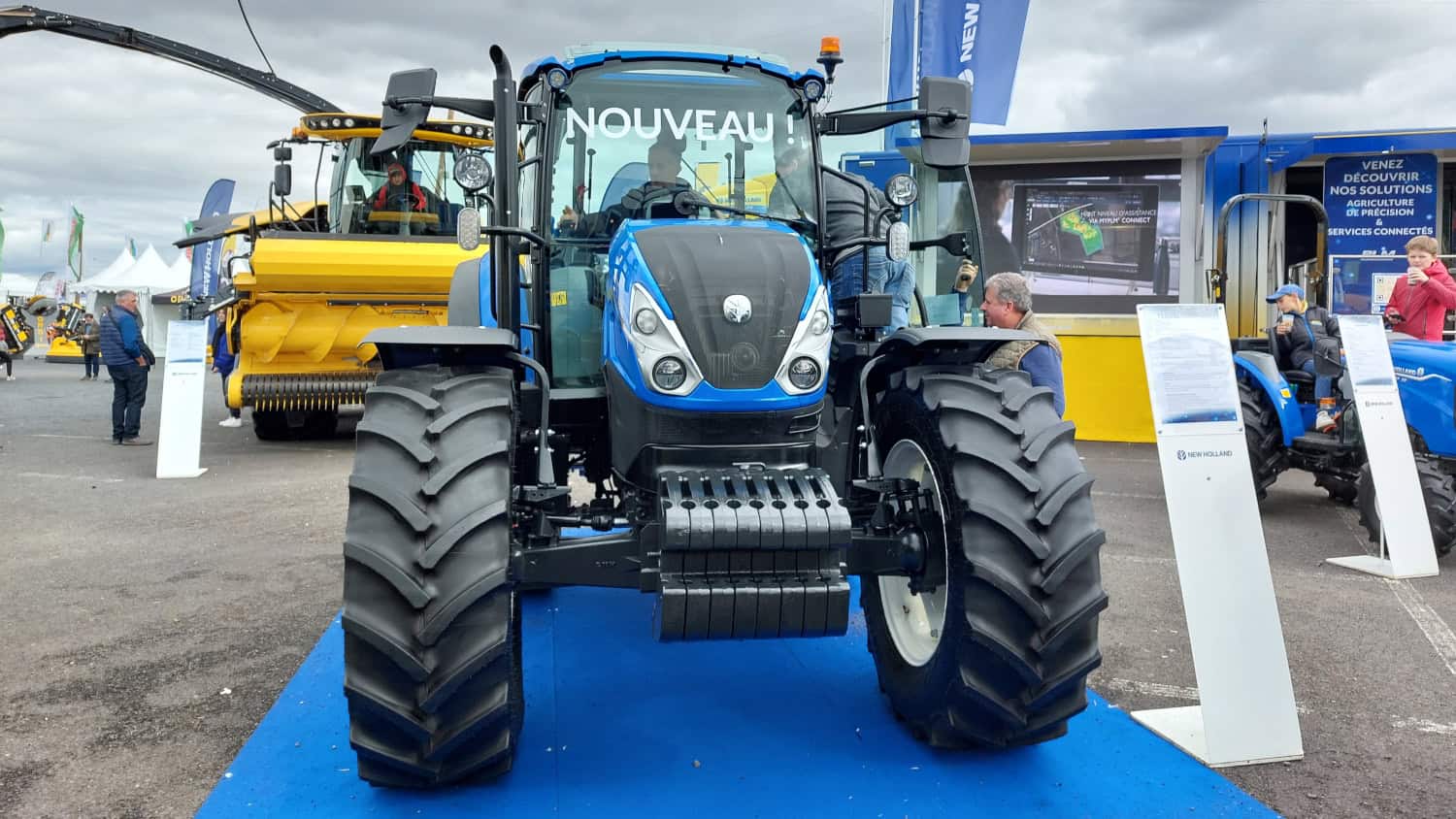 New Holland montre pour la première fois au Sommet de l'élevage son nouveau tracteur T5 Dual Command