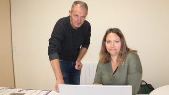 Julie, assistante administrative, excelle au clavier