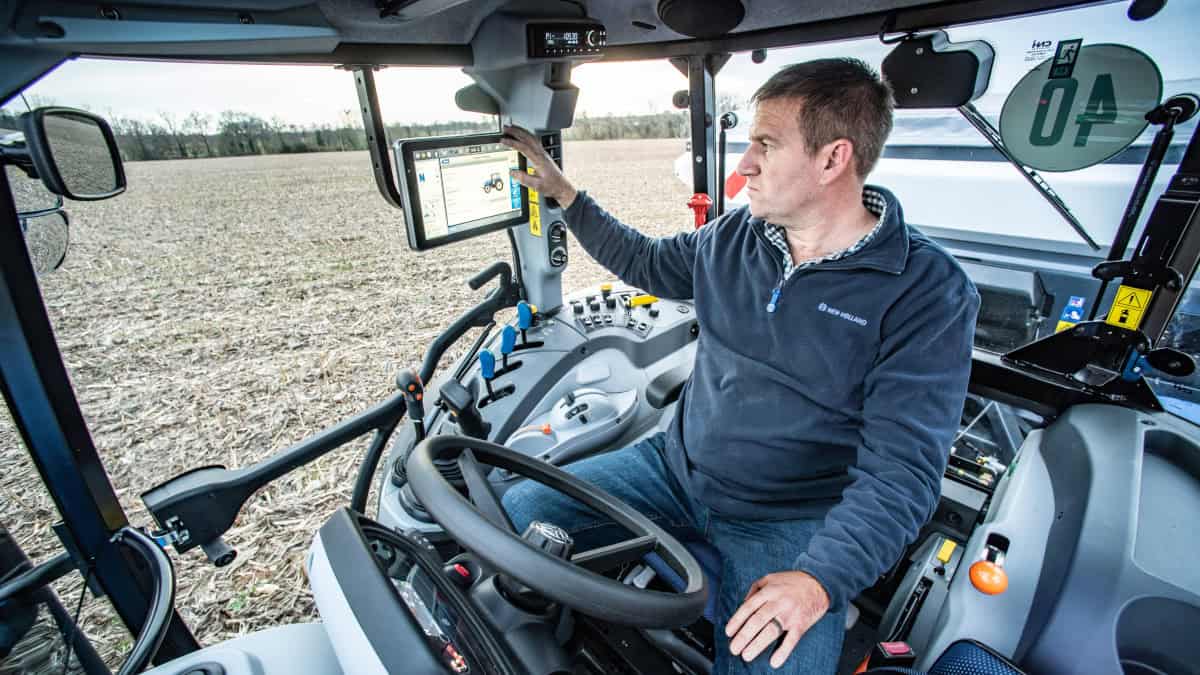 L'environnement cabine des tracteurs T5 Dual Command évolue avec une arrivée plus d'électronique