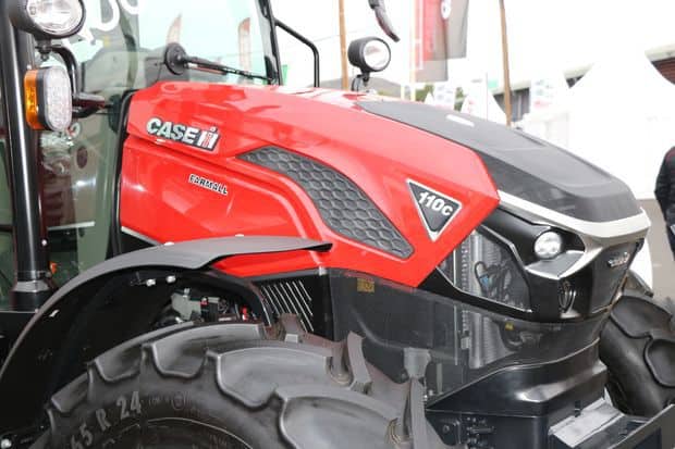 Présentation des nouveaux tracteurs Case IH Farmall C lors du Sommet de l'Elevage 2024