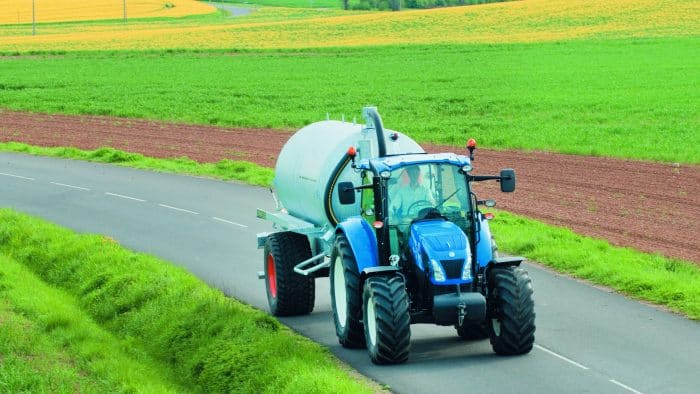 tracteur et tonne sur la route