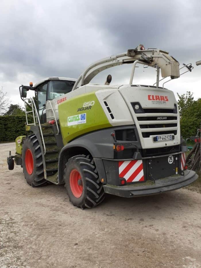 Le chauffeur, expérimenté, garantit la bonne marche de l'activité ensilage.