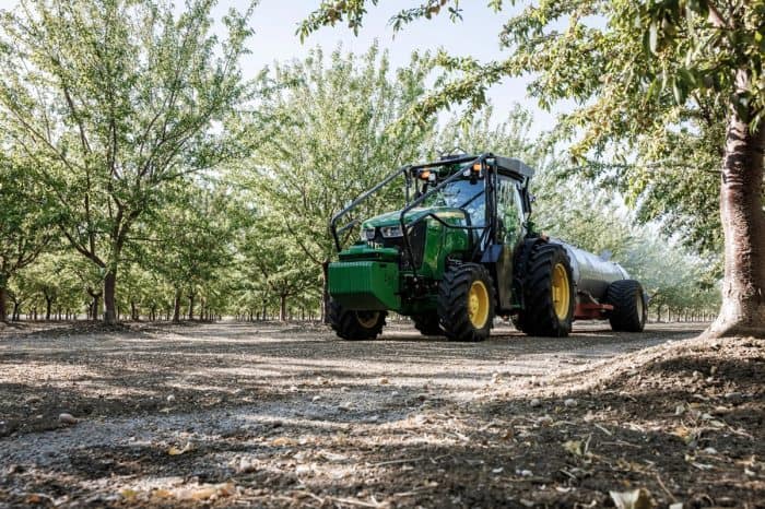 tracteur John Deere 5ML autonome au verger avec pulvérisateur