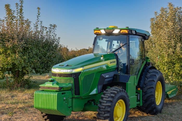 tracteur John Deere E-Power au verger