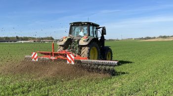 Ça tourne pour la houe rotative Kuhn Starliner