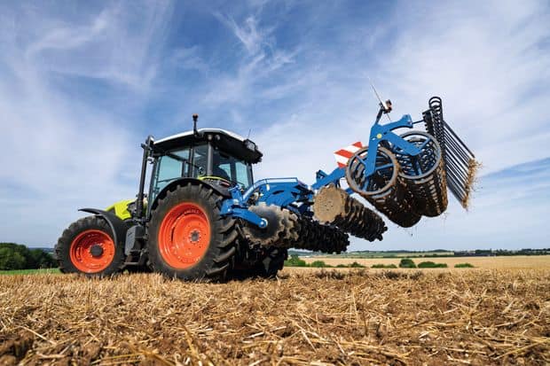 Les tracteurs Claas Axos 3 sont aussi destinés aux travail du sol avec un relevage puissant.